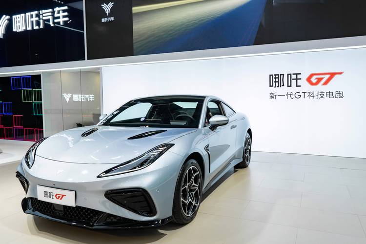 东莞284哪吒汽车在智能汽车领域的表现，领途汽车在新能源汽车市场中的影响力